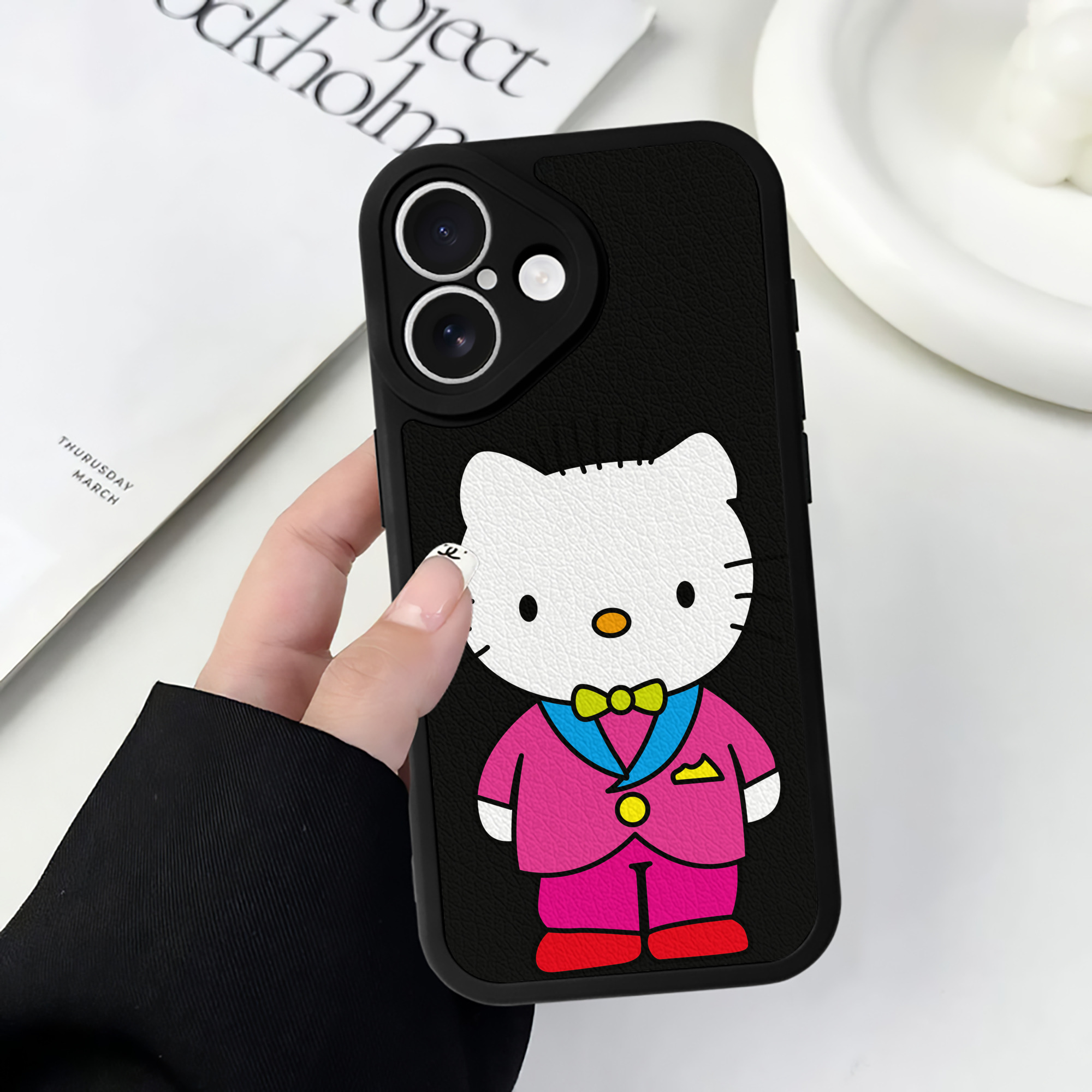 （画像用） Hello Kitty ハローキティ 【iPhone 16シリーズ対応】シリコンスマホケース（レザー調） 材質：シリコン